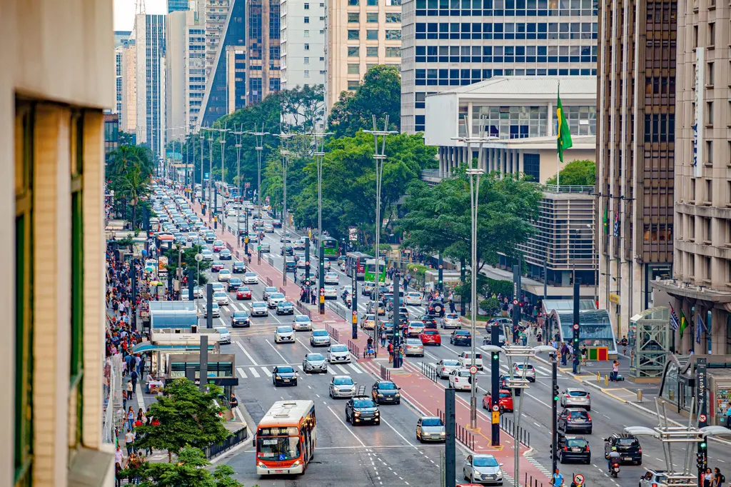 Vista aérea da Avenida Paulista, em São Paulo, com trânsito e prédios